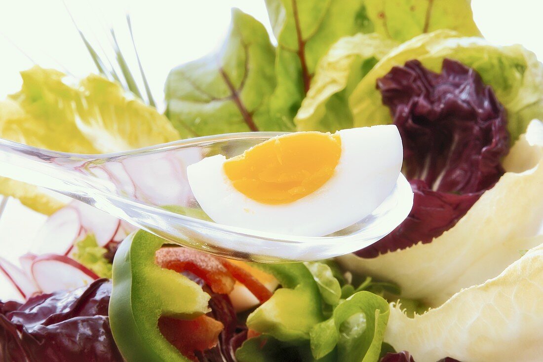Hartgekochtes Ei als Einlage in einen gesunden Salat
