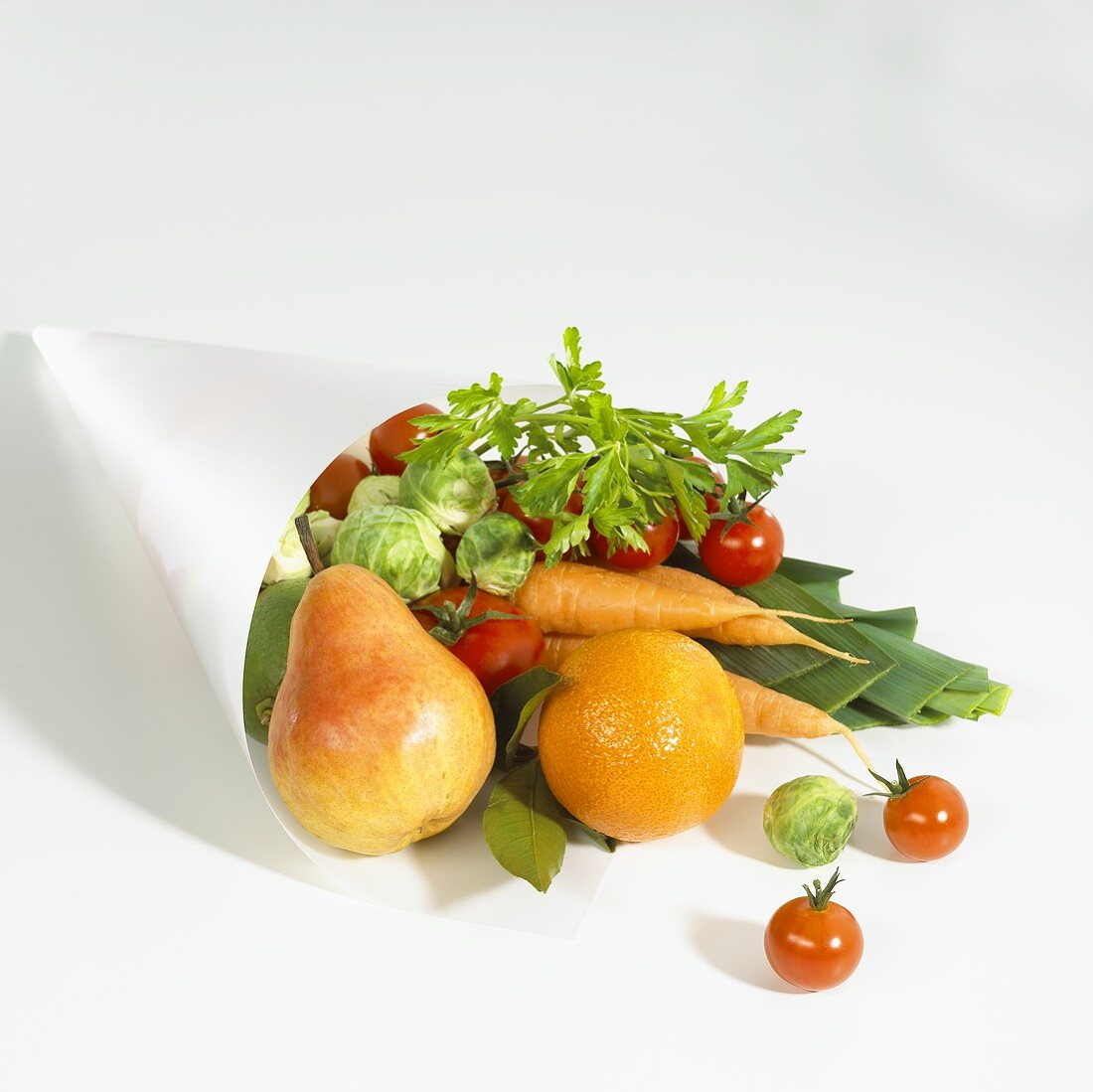 Verschiedene Obst- und Gemüsesorten in Papiertüte