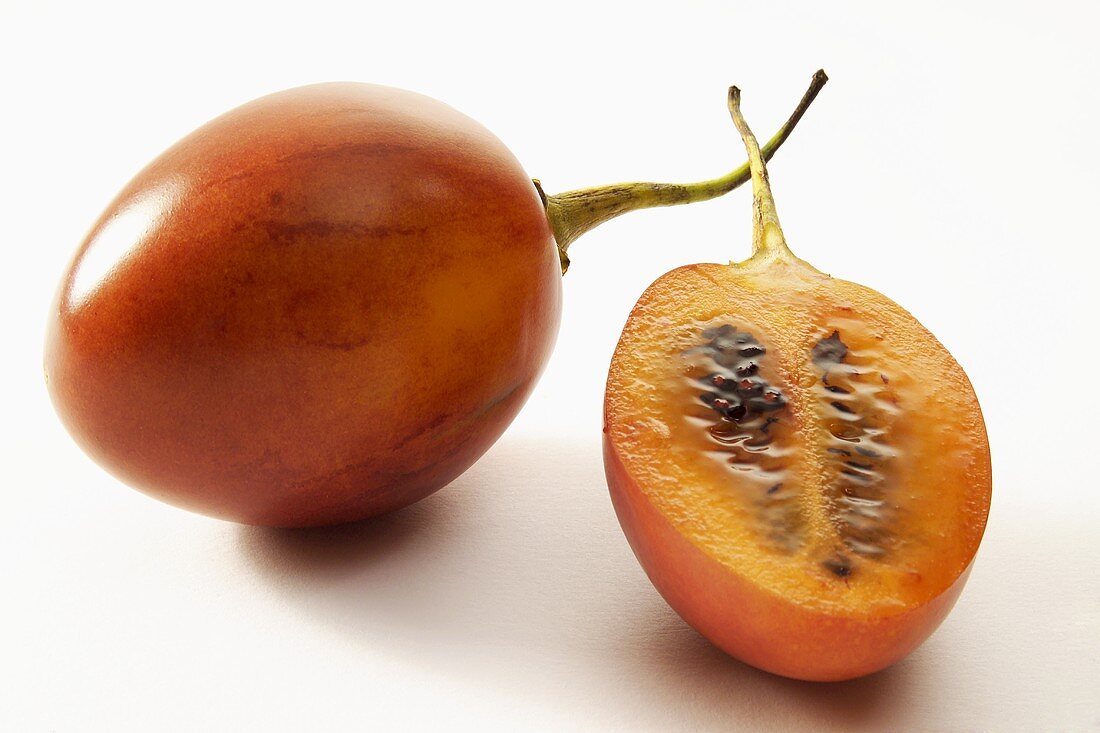 Tamarillo und Tamarillohälfte