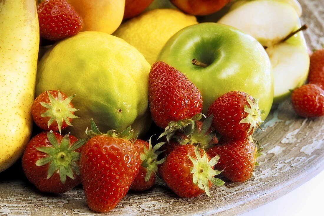 Obststillleben mit Äpfeln und Erdbeeren