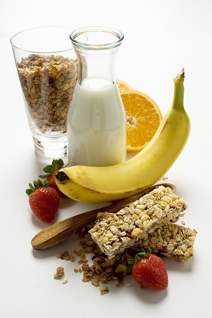Gesunde Ernährung mit Müsli, Obst und Milch