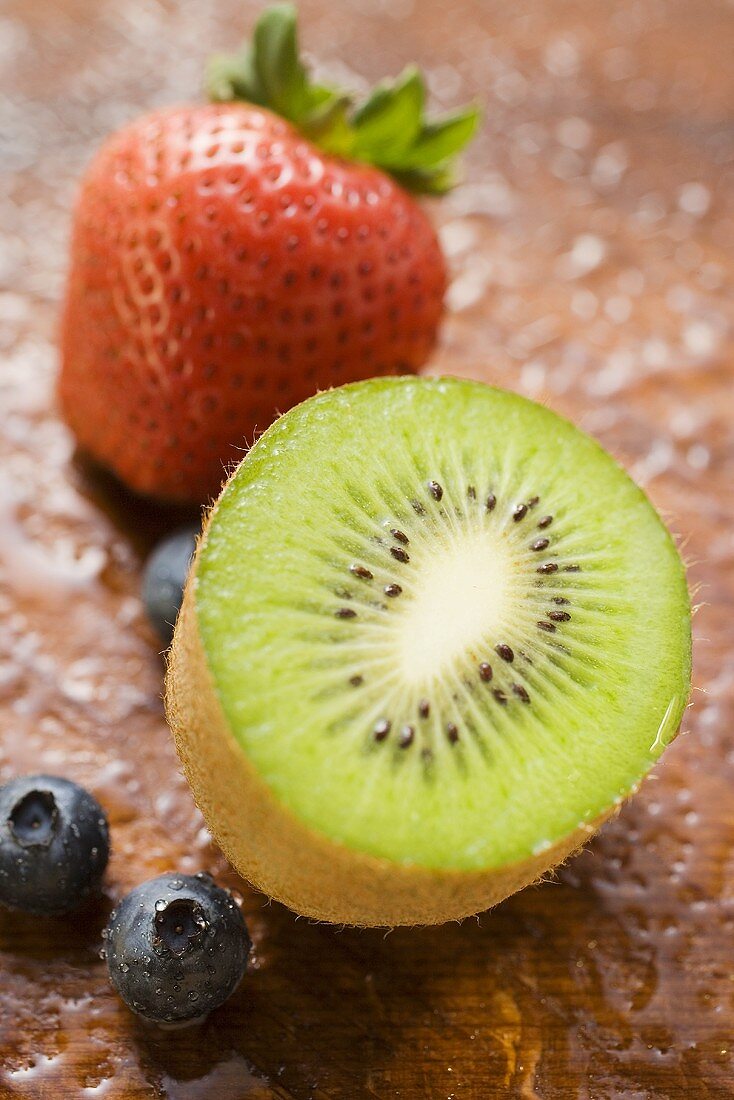 Kiwihälfte, Heidelbeeren und Erdbeere