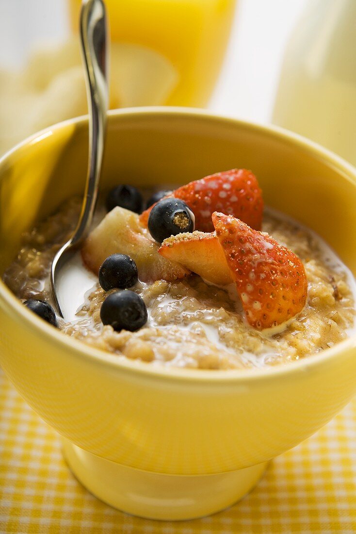Porridge with milk and berries