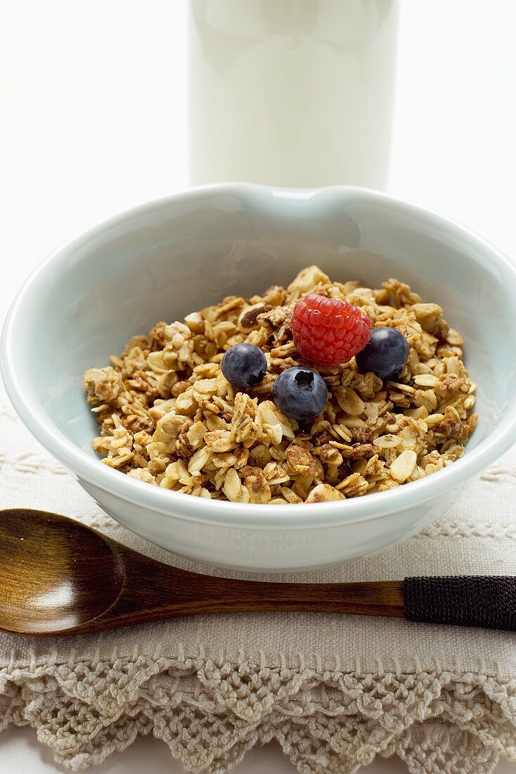 Knuspermüsli mit Beeren in einem Schälchen