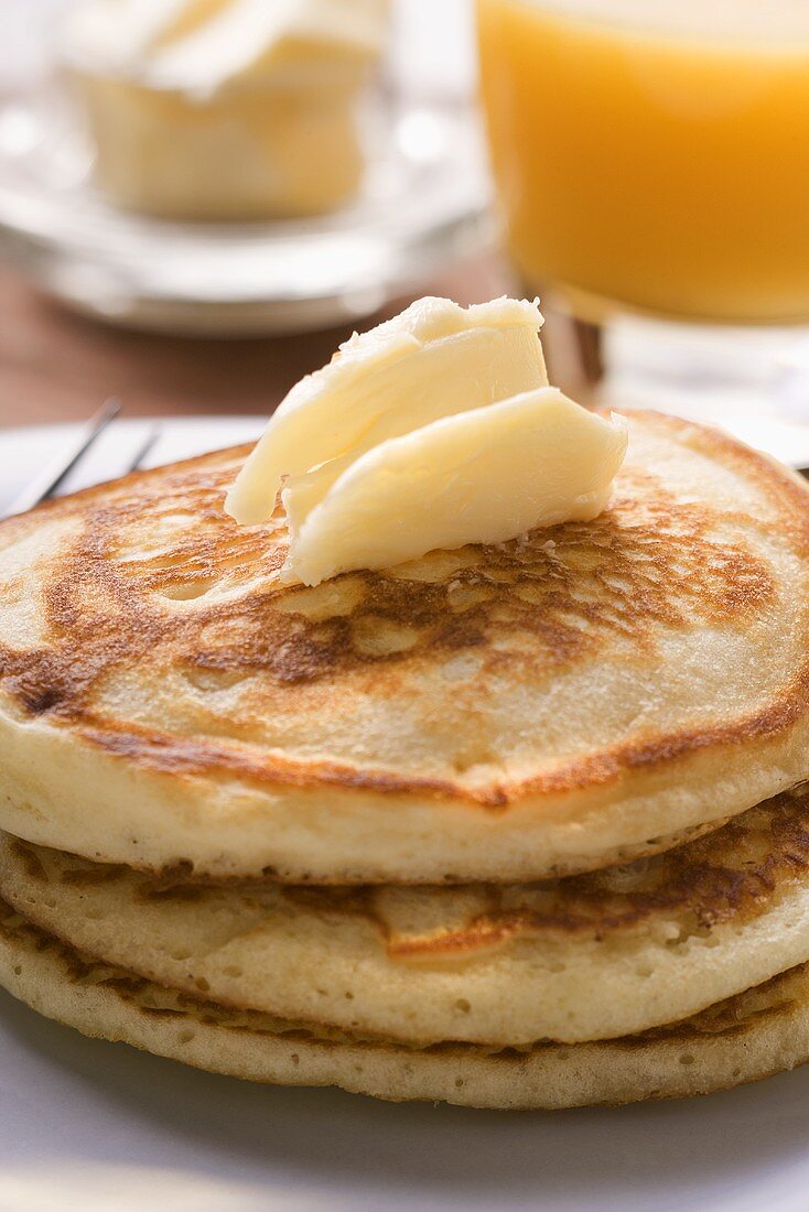 Pancakes mit Butterflocke zum Frühstück