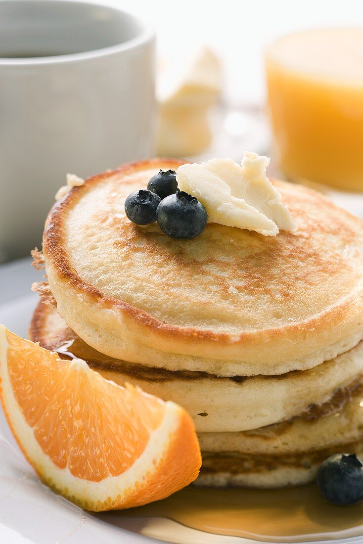 Pancakes mit Butter und Obst zum Frühstück