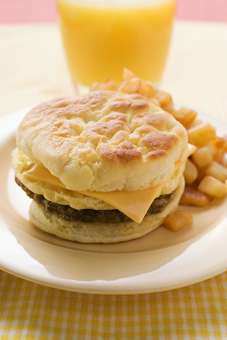 Cheeseburger mit Rührei und Bratkartoffeln