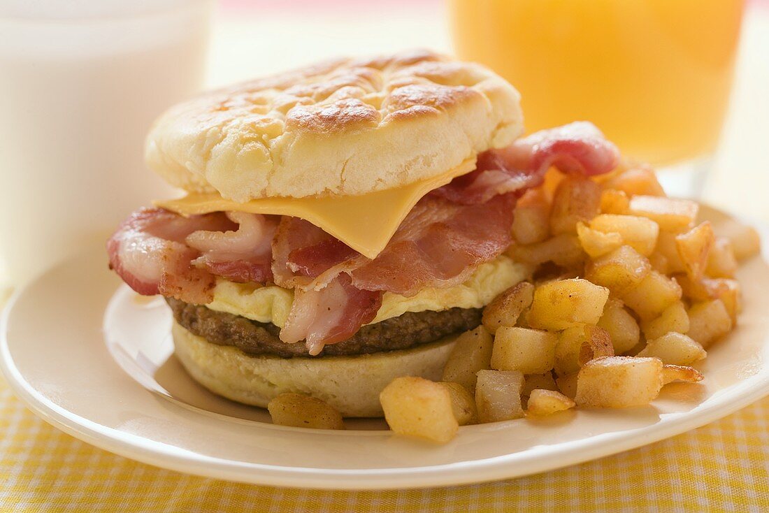 Cheeseburger with scrambled egg, bacon & fried potatoes