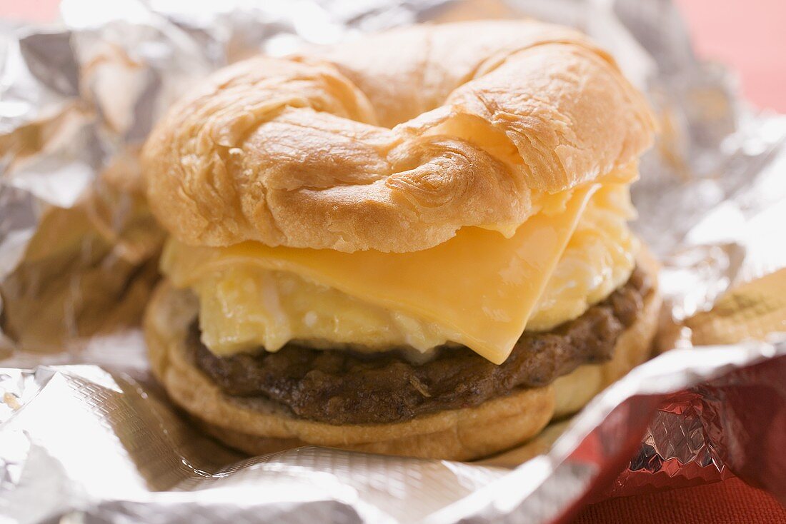 Cheeseburger mit Rührei auf Alufolie