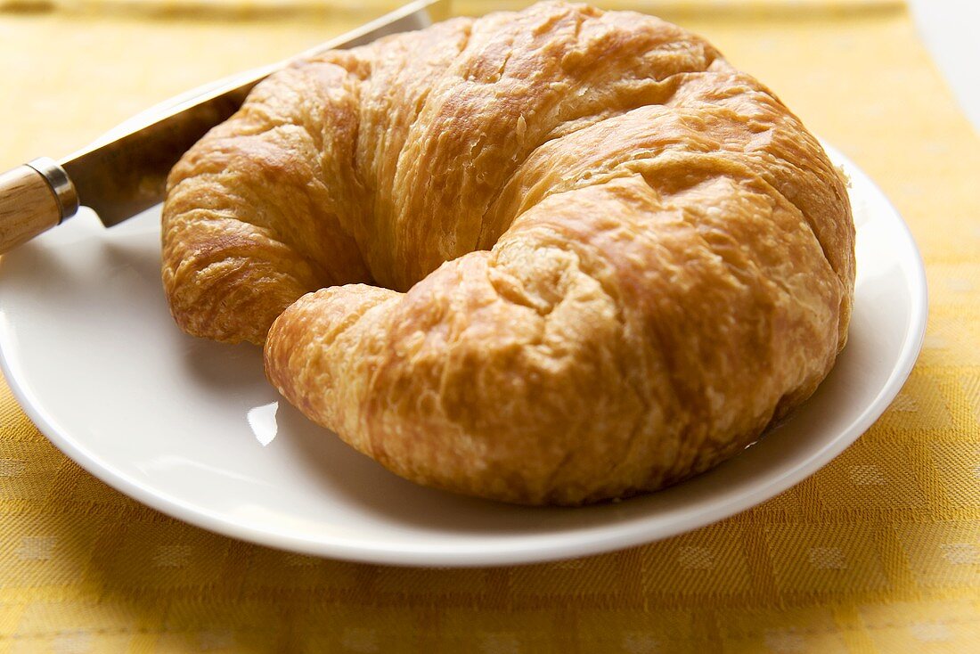 Ein Croissant auf Teller