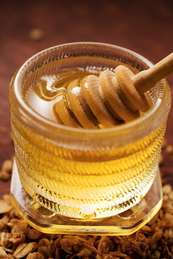 Honiglöffel in einem Honigglas