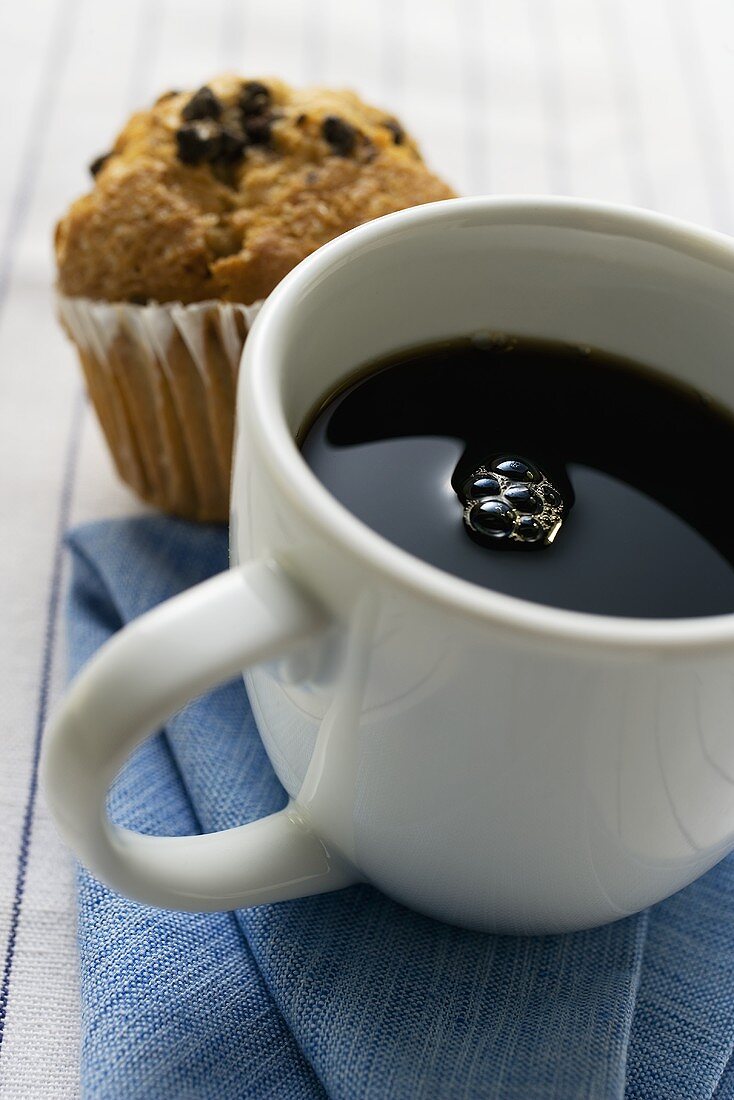 Eine Tasse Kaffee mit einem Muffin