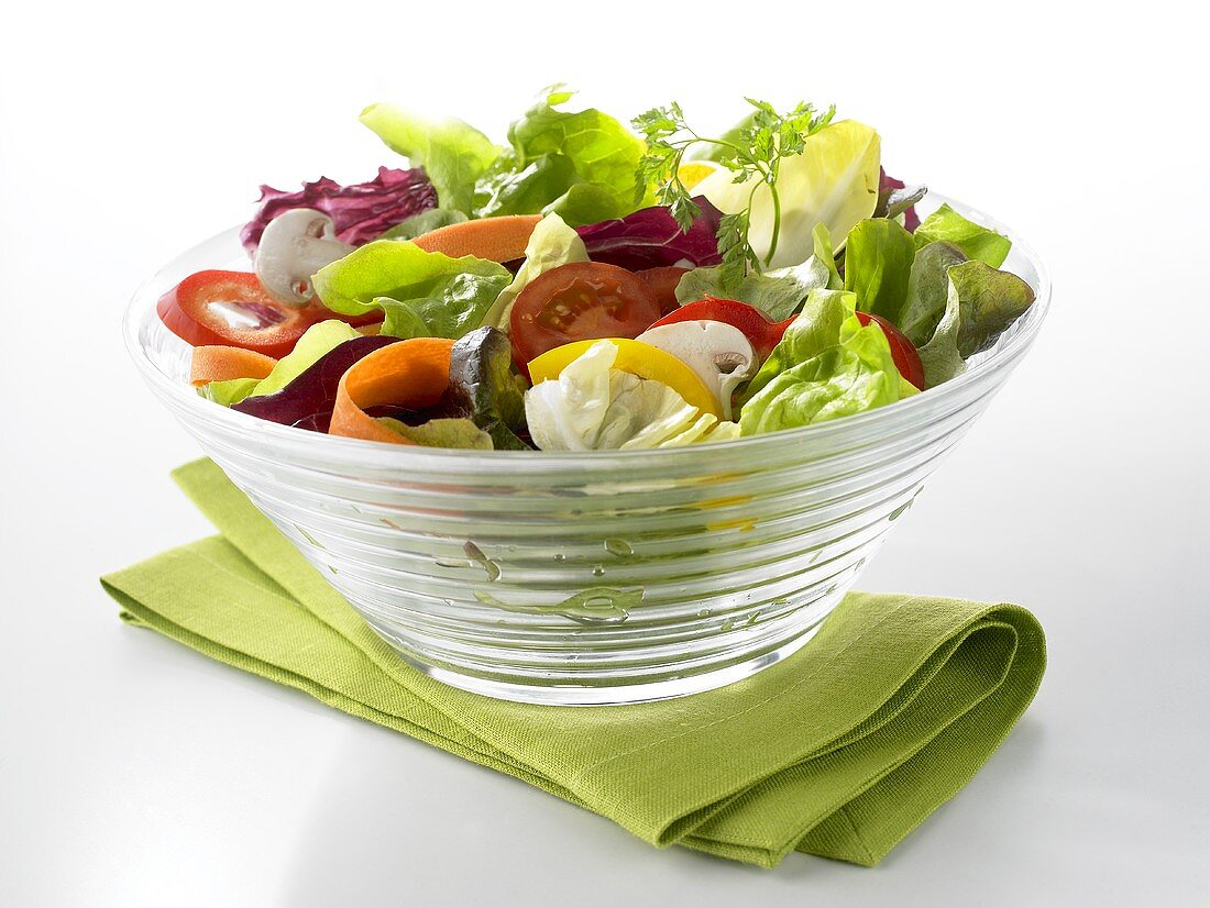 Gemischter Salat in einer Glasschüssel