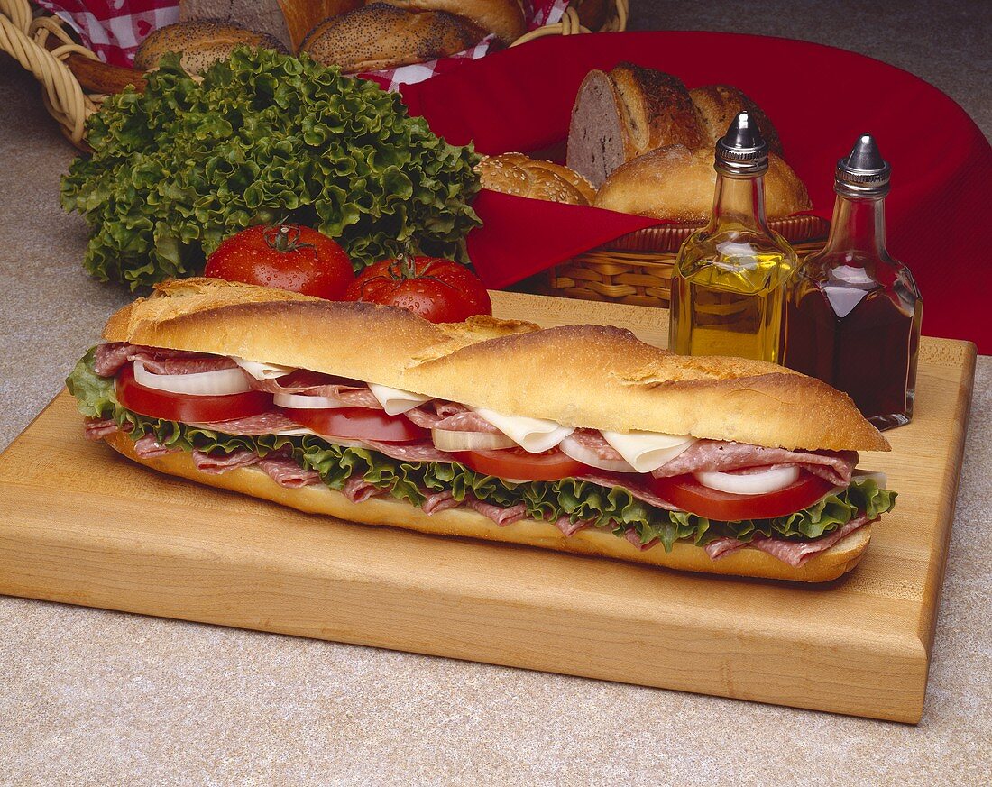 Sub-Sandwich mit Salami und Provolone auf Schneidebrett