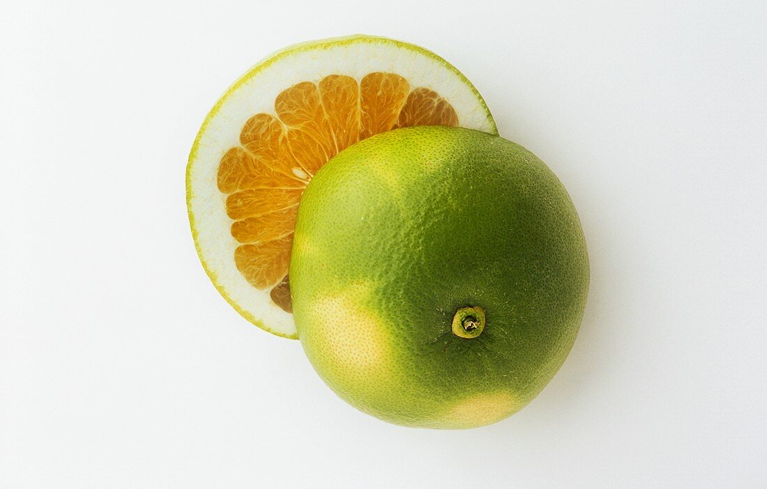 Eine halbierte Sweetie (Citrus Grandis)