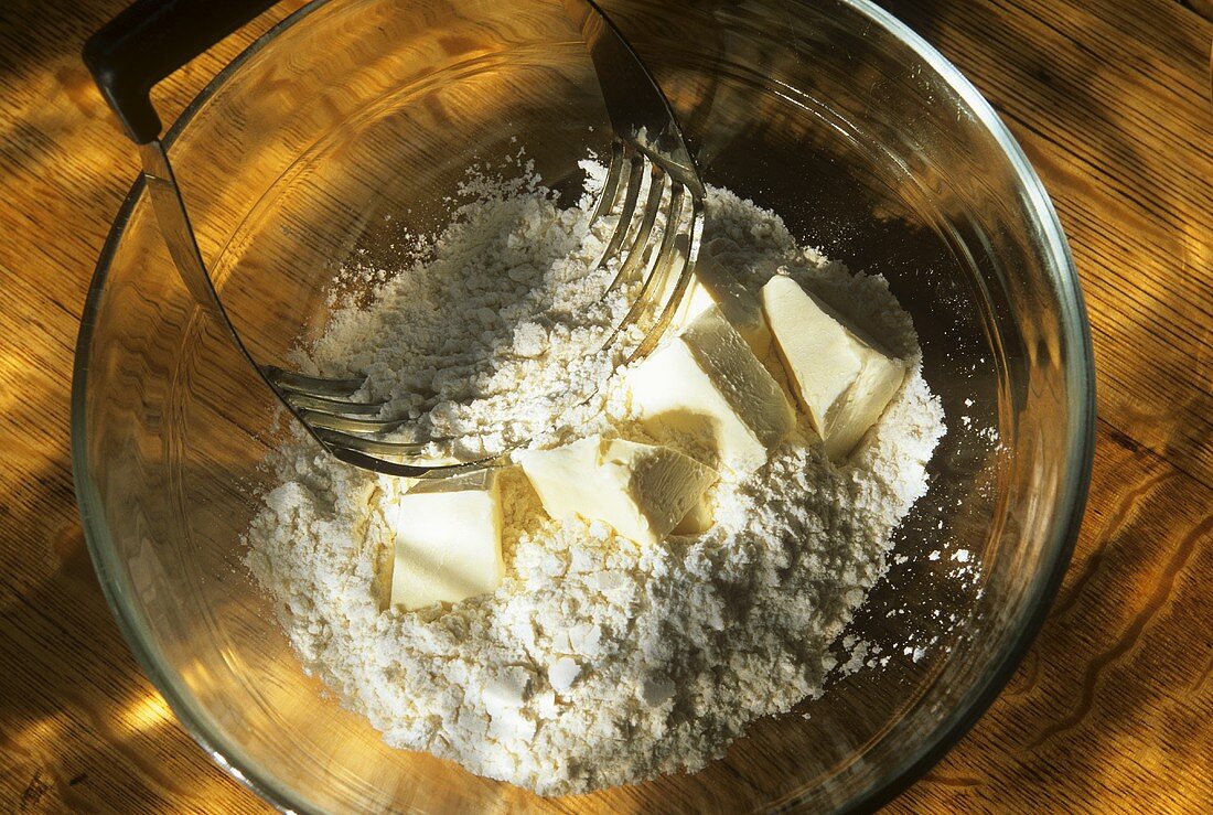 Butter und Mehl in Schüssel vermischen
