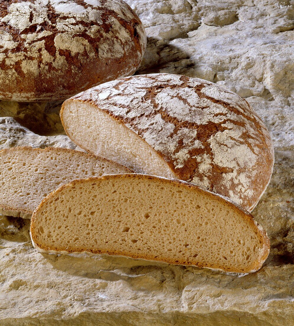 Ein ganzer und ein angeschinittener Brotlaib