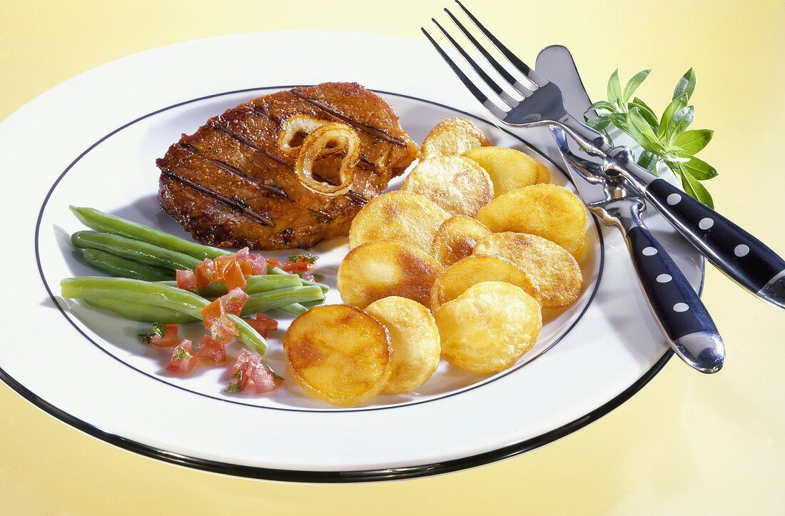 Grilled loin steak with fried potatoes and beans