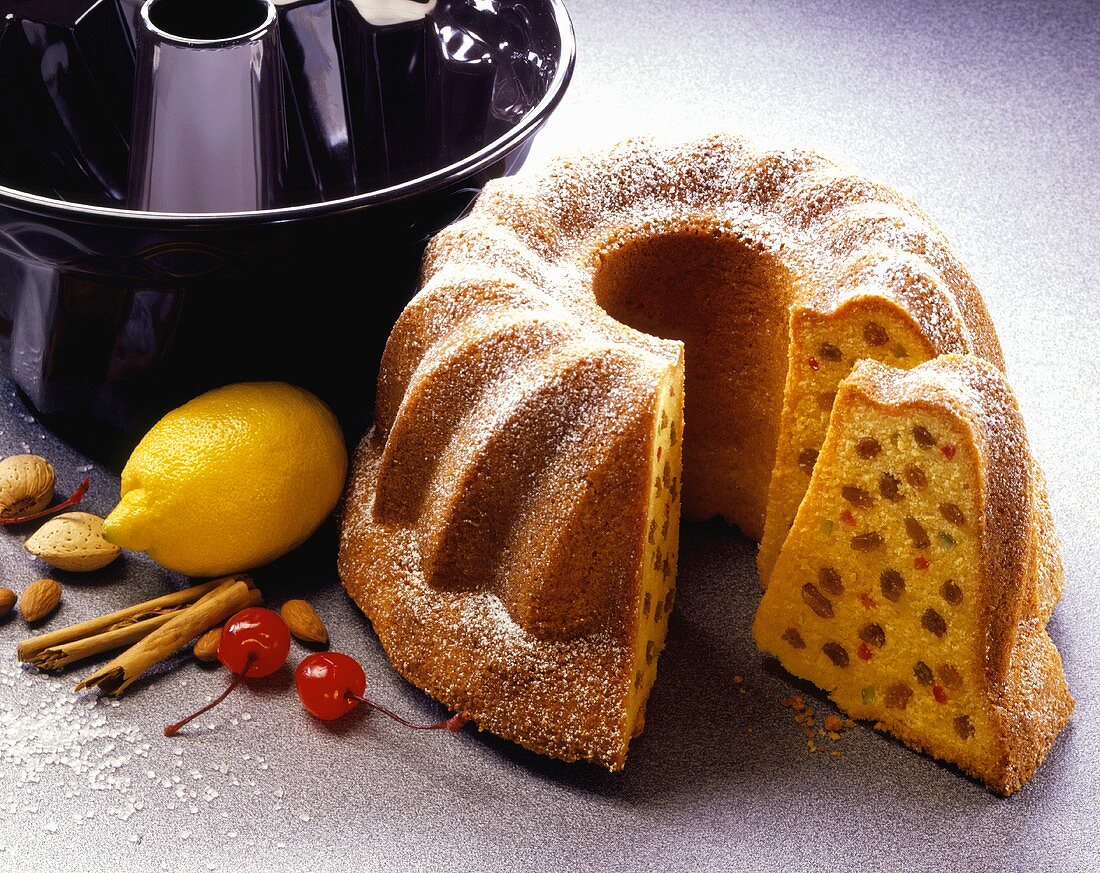 Ring cake with raisins and candied fruit