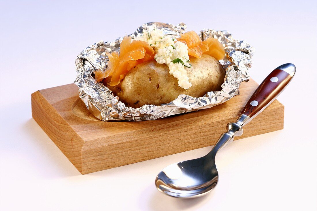 Baked potato with smoked salmon