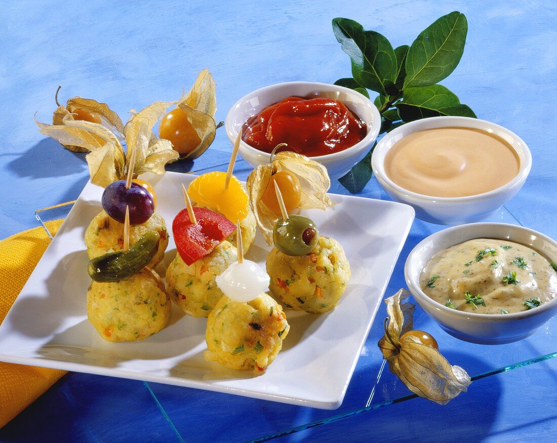 Kartoffel-Gemüse-Bällchen mit drei Dips