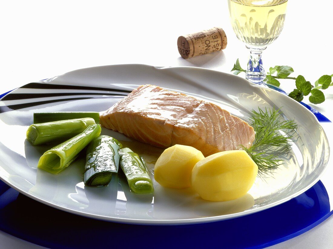 Poached salmon with boiled potatoes and leeks