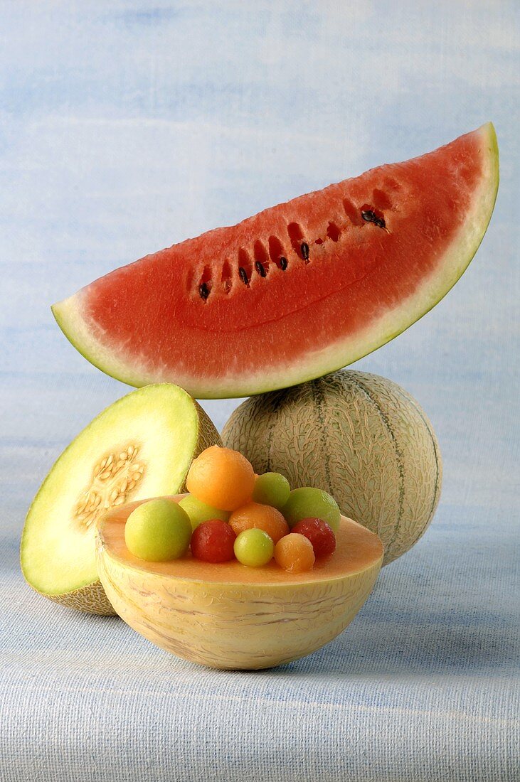 Drei verschiedene Melonen und Melonenkugeln