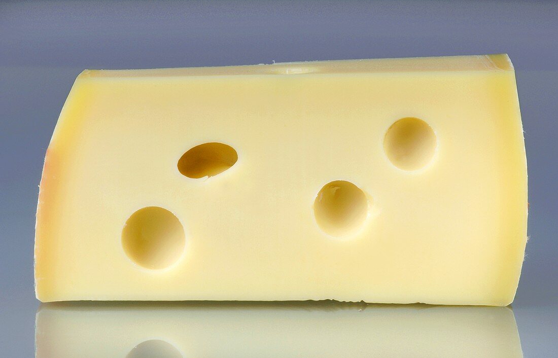 Ein Stück Emmentaler Käse