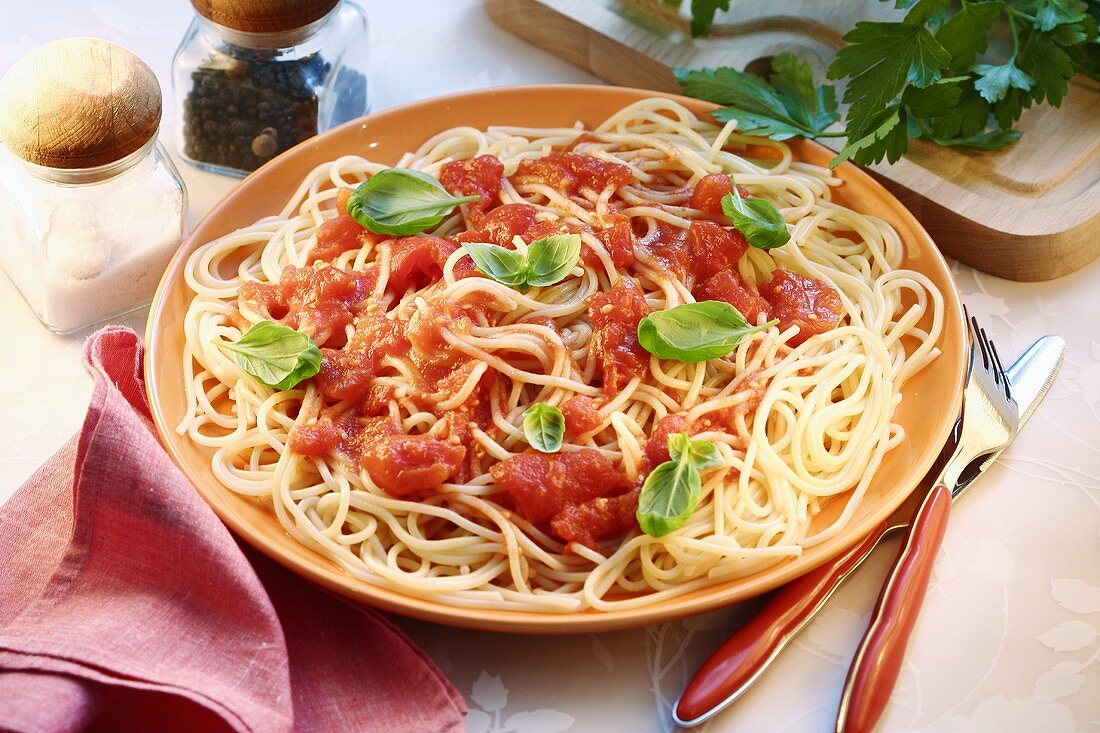 Spaghetti mit Tomaten und Basilikum