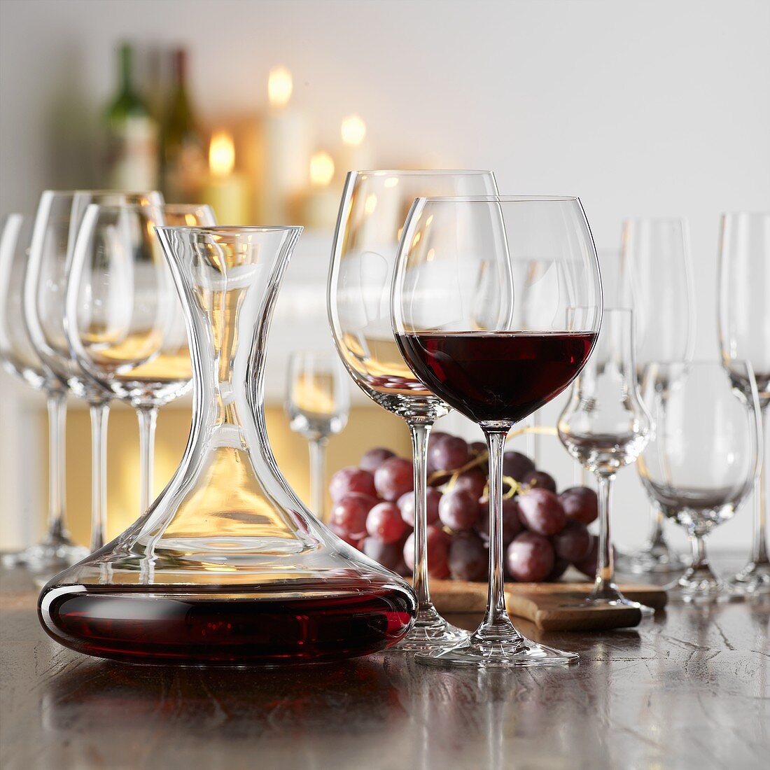 Stillleben mit Rotwein im Glas und Dekanter