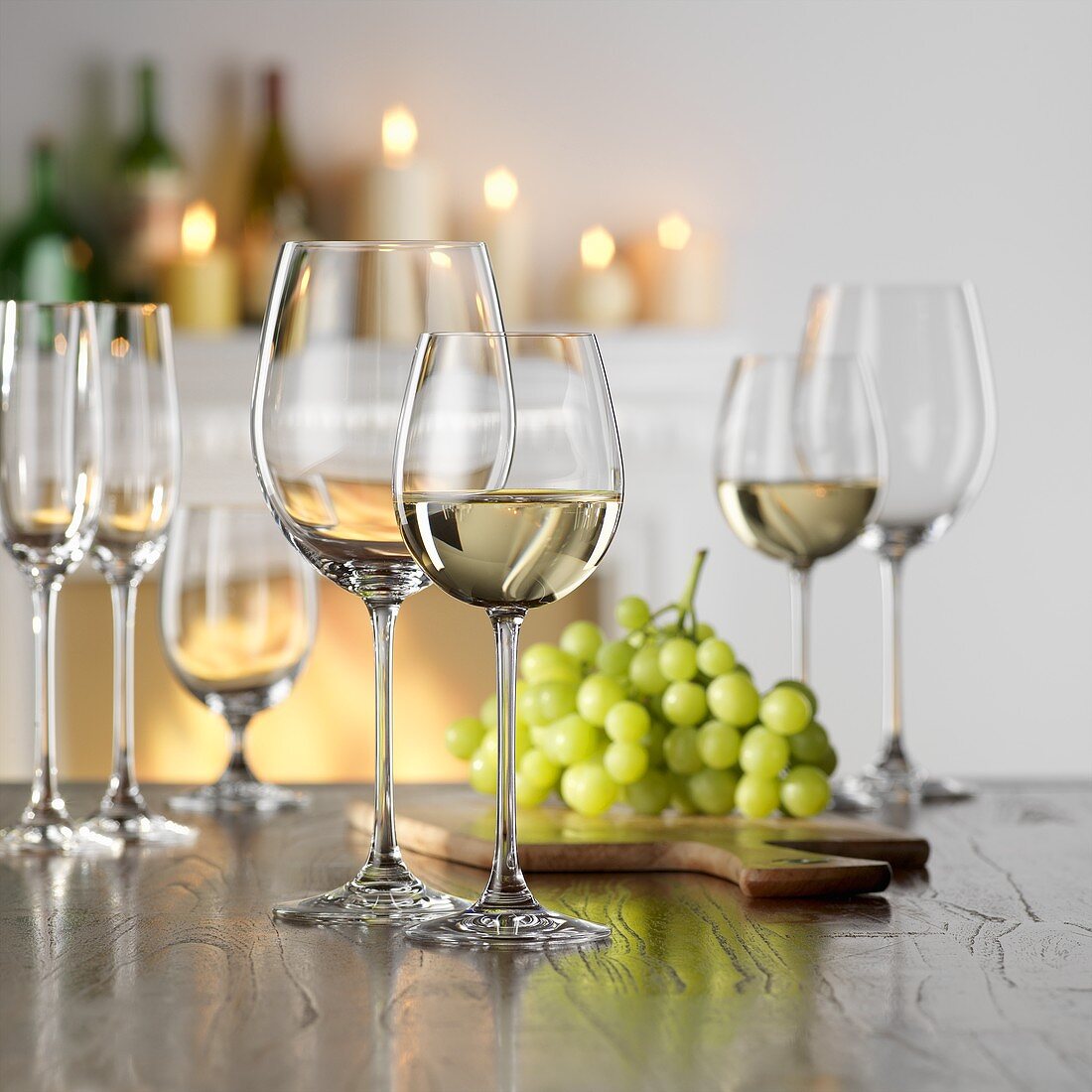Stillleben mit Weißwein im Glas