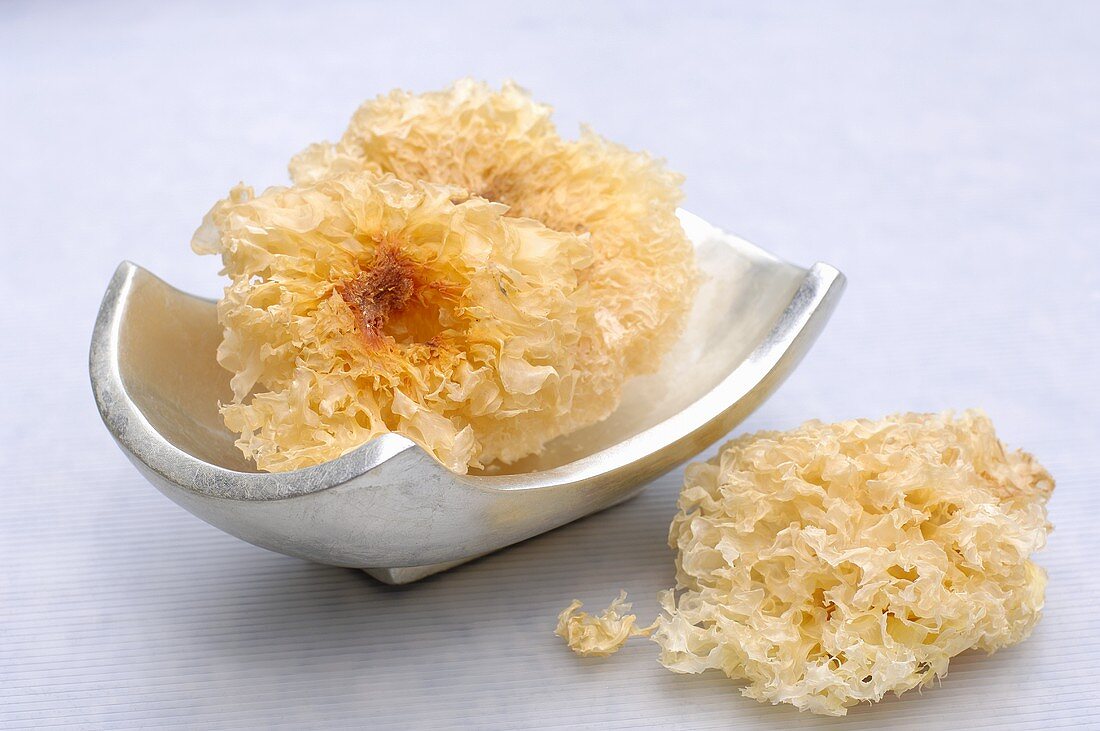 Dried white fungus