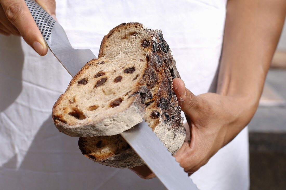 Eine Scheibe Brot abschneiden