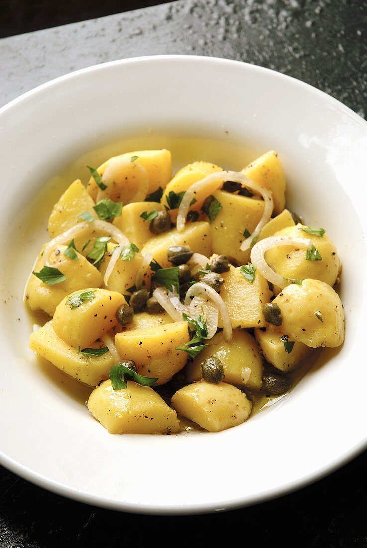 Kartoffelsalat mit Kapern und Zwiebeln