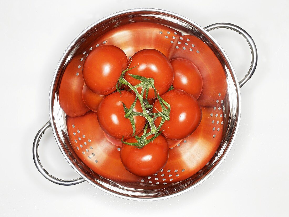 Tomaten in einem Salatsieb