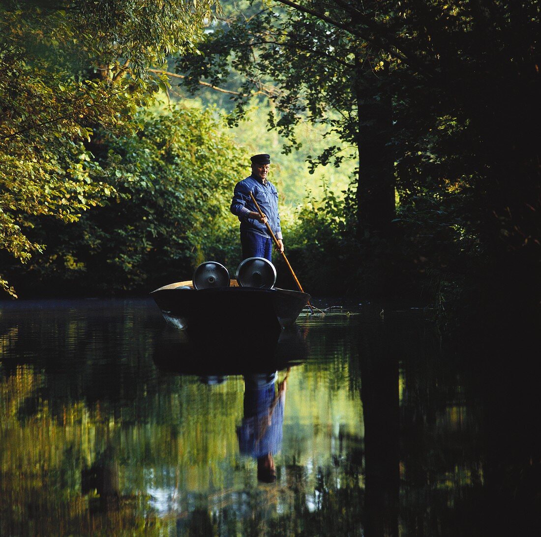 Spreewald; Fässer in Kahn transportieren