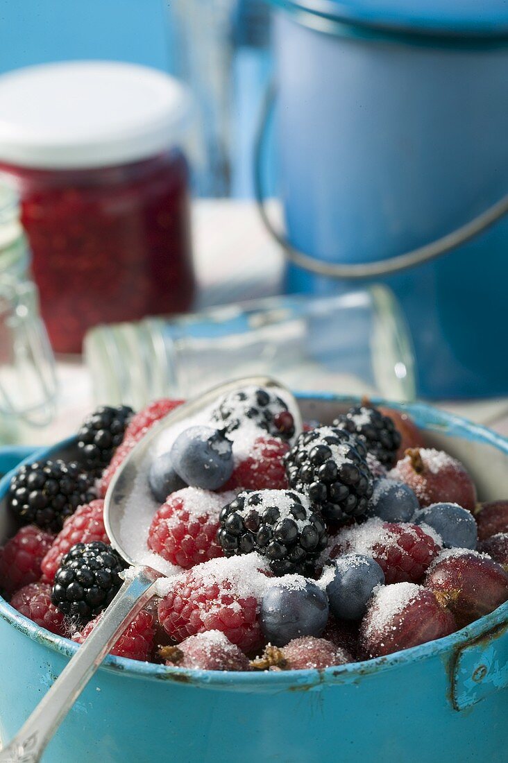 Gemischte Beeren mit Zucker für Marmelade