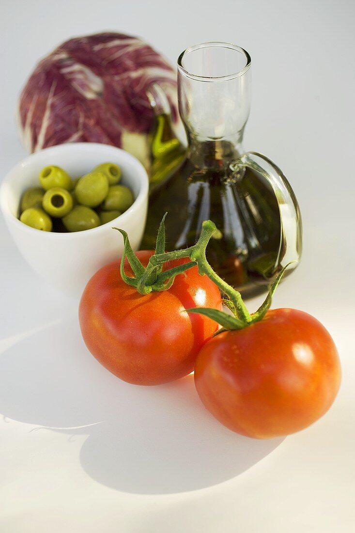 Frische Salatzutaten mit Olivenöl