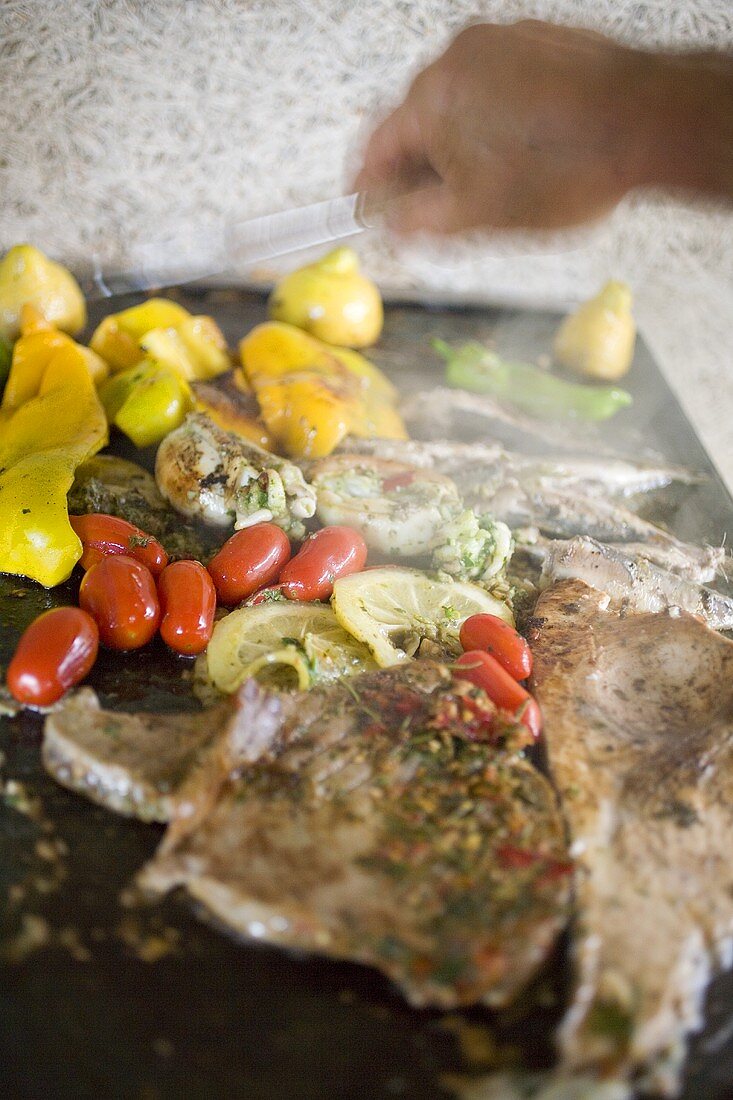 Fisch und Meeresfrüchte mit Gemüse auf der Grillplatte