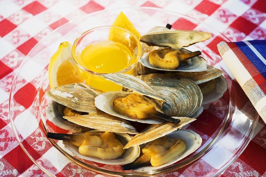 Clams with lemon and butter