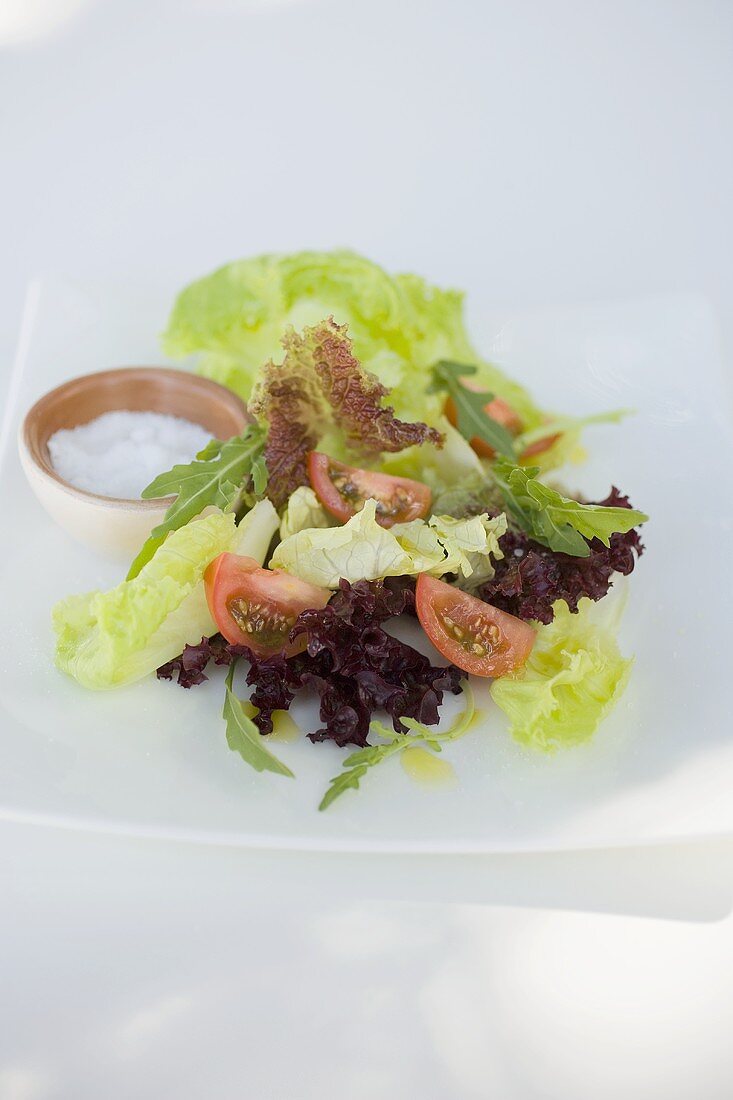 Mixed salad leaves with tomatoes