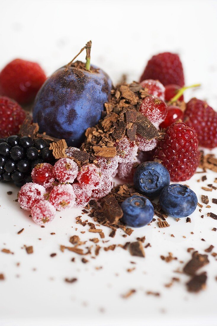 Gemischte Beeren mit Schokospäne