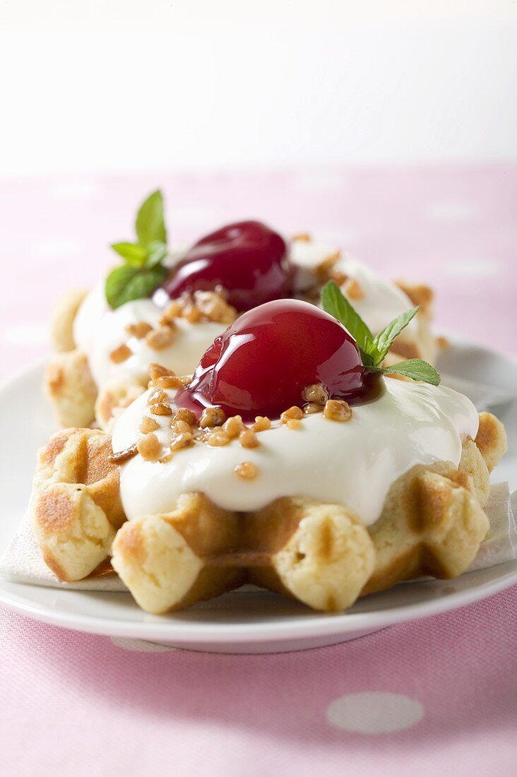 Waffeln mit Vanillecreme und Kirschen