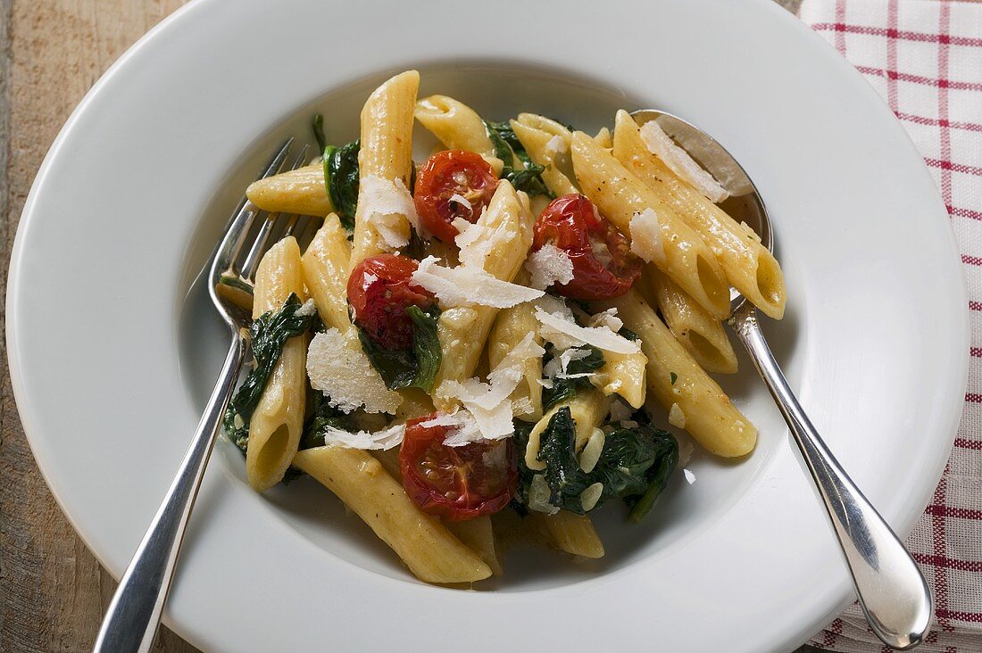 Rigatoni mit Spinat und Cocktailtomaten