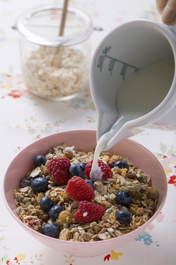 Beerenmüsli mit Milch übergiessen