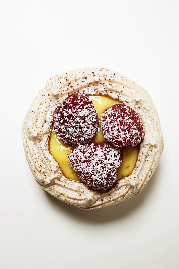 Meringue with vanilla custard and raspberries