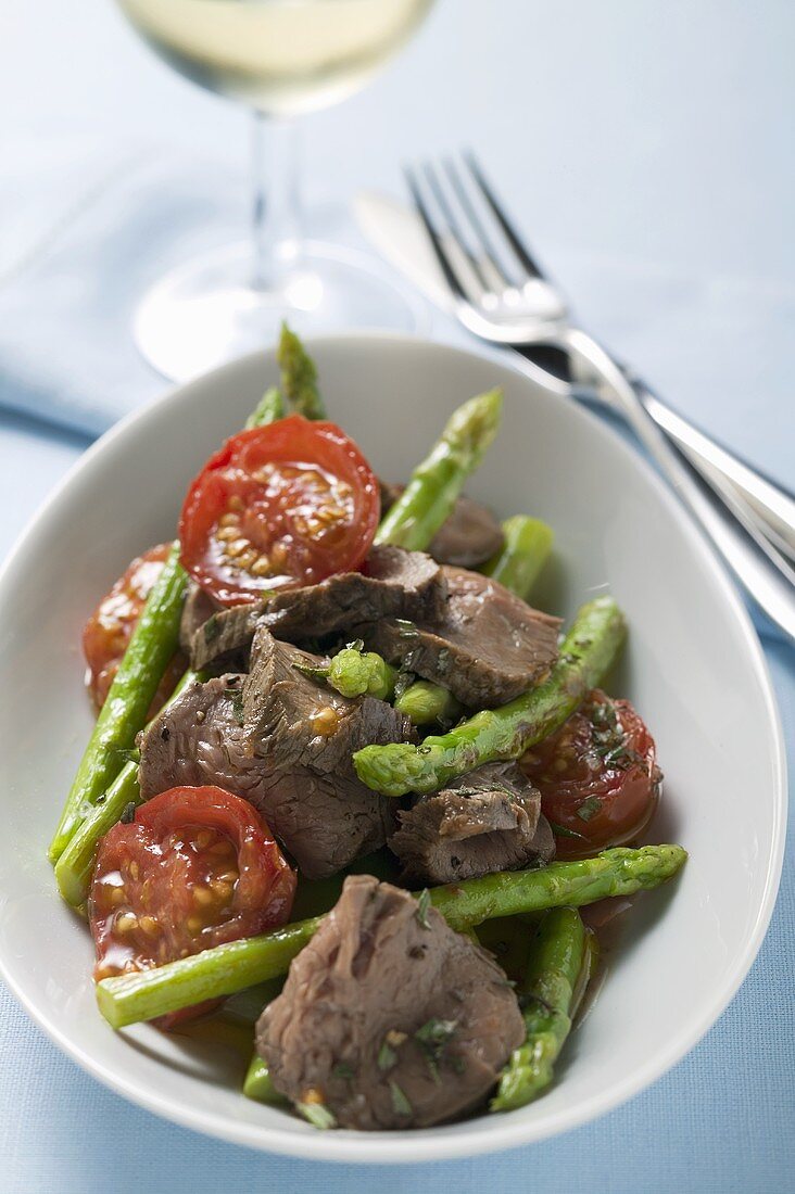 Roastbeef mit Spargel-Tomaten-Gemüse