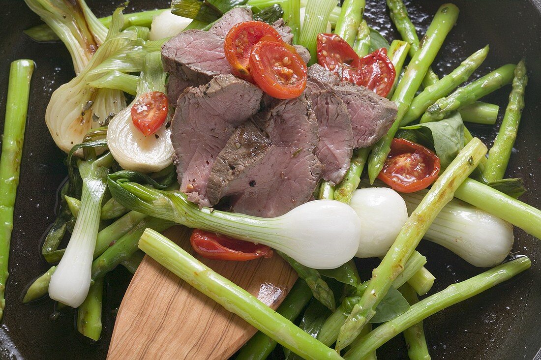 Roastbeef mit Spargel-Tomaten-Gemüse und Lauchzwiebeln