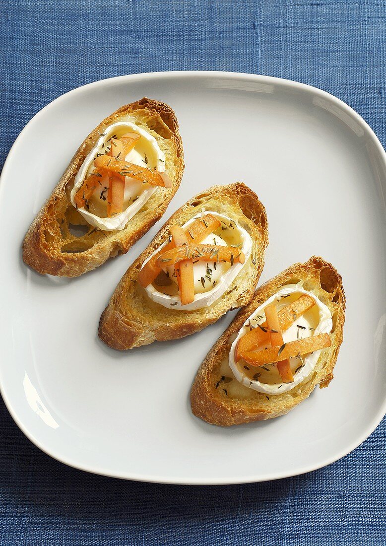 Crostini mit Camembert