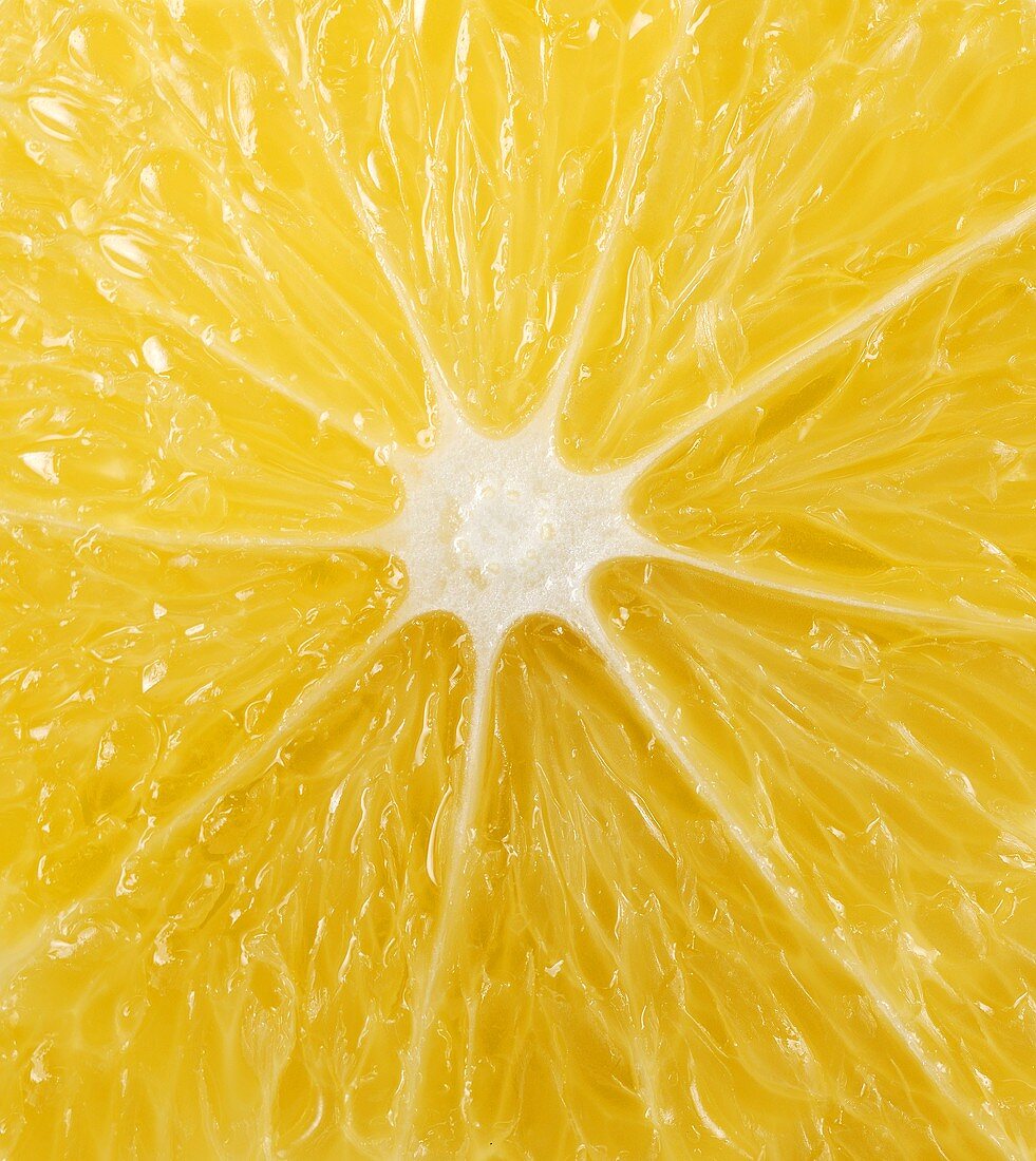Eine angeschnittene Zitrone